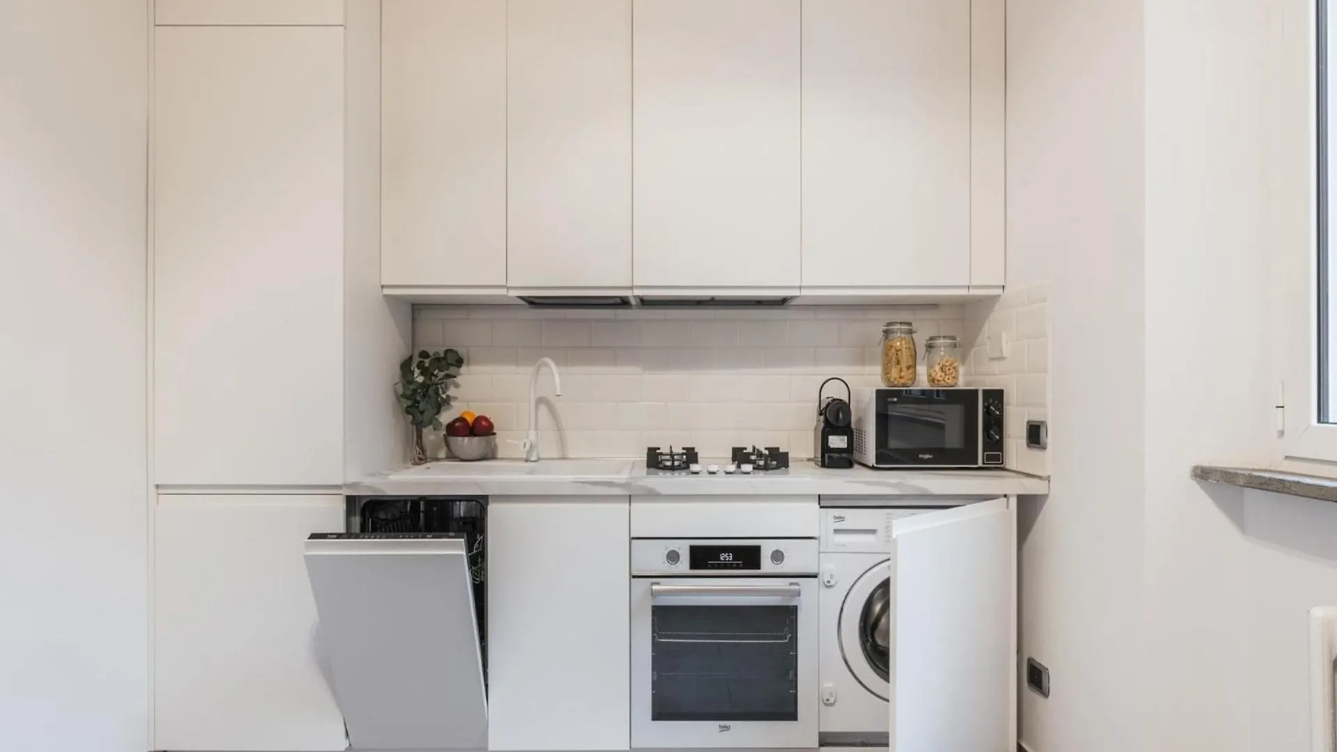 The Best Rent - Three-Bedroom Apartment In Manzoni District Řím