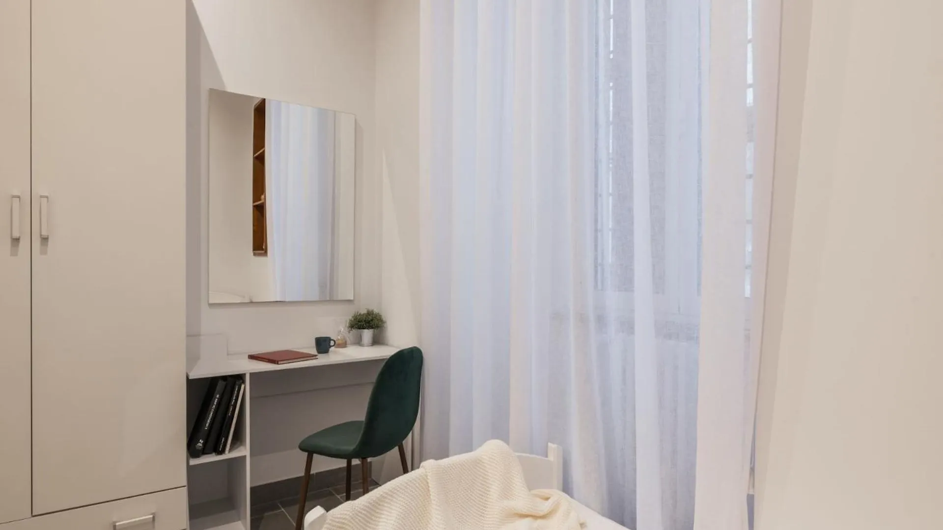 The Best Rent - Three-Bedroom Apartment In Manzoni District Řím